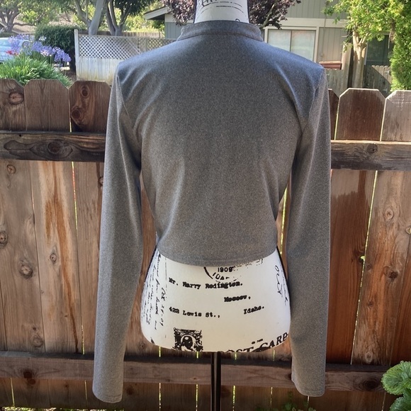 Sisters and Seekers Cropped Long Sleeved Workout Top Size Large - Picture 2 of 5